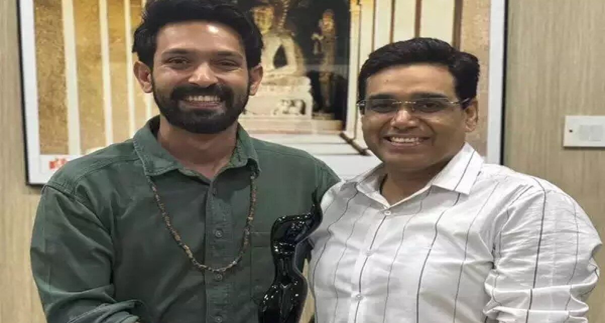 Vikrant Massey meet IPS Manoj Kumar Sharma with Film Fare Trophy