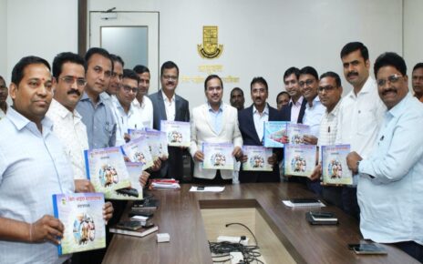 MBMC Commissioner Sanjay Katkar along with other officers presented the Budget 2024-25